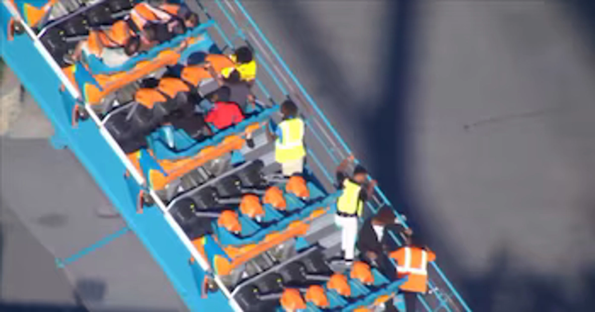 Pasajeros descienden de la montaña rusa Goliath tras la emergencia registrada en Six Flags Over Georgia (Captura de video)
