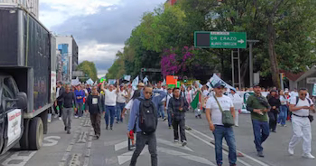 La marcha de los trabajadores del IMSS continúa sobre Avenida Cuauhtémoc. Crédito: X / @OVIALCDMX