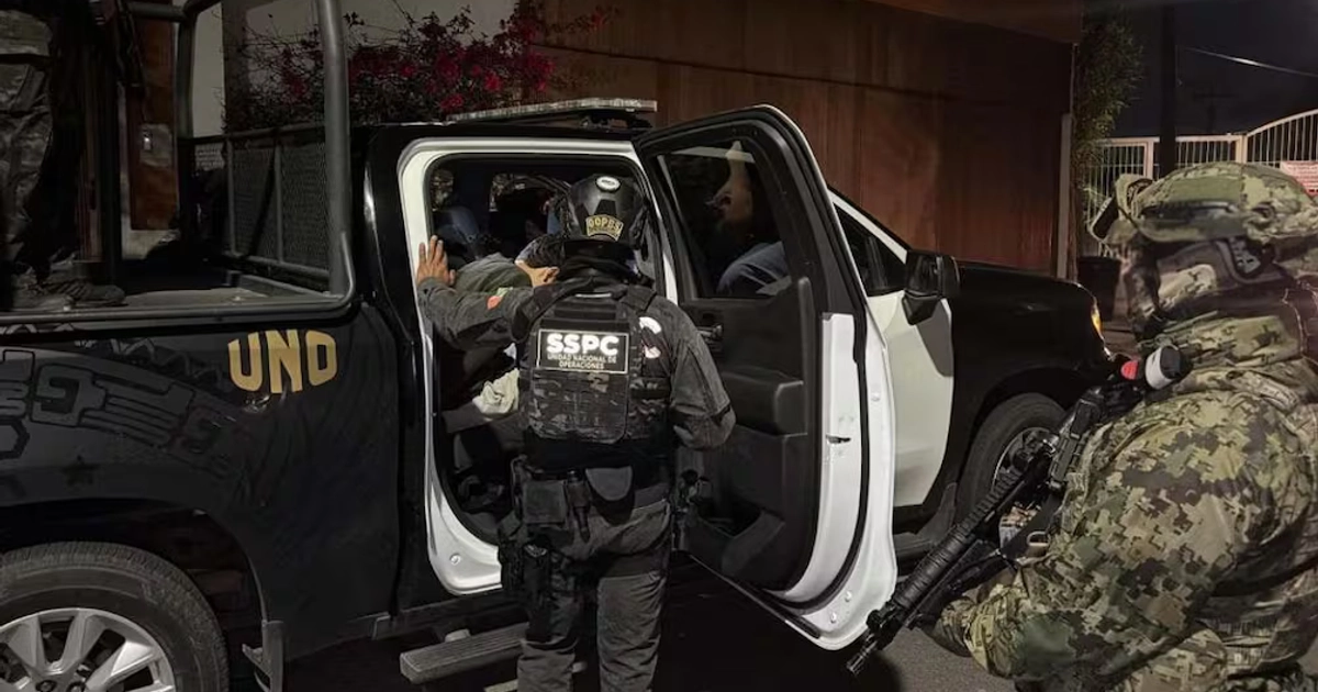 Agentes de la Secretaría de Seguridad y Protección Ciudadana (SSPC), la Secretaría de Marina (Semar) y la Fiscalía General de la República (FGR) detuvieron a 10 presuntos integrantes de una célula criminal en Michoacán. Foto: @GabSeguridadMX