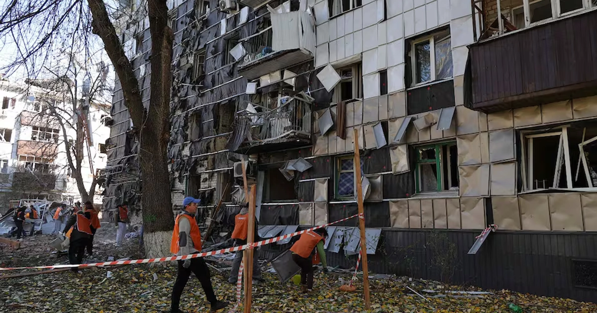 Voluntarios y trabajadores municipales limpian los escombros en una zona residencial afectada por los ataques rusos, en Belgorod. FOTO: AFP