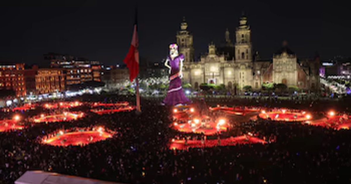 Una catrina monumental y sectores florales iluminados reciben a los asistentes a la ofrenda de Día de Muertos en la Plaza de la Constitución de la Ciudad de México. (Gobierno CDMX)