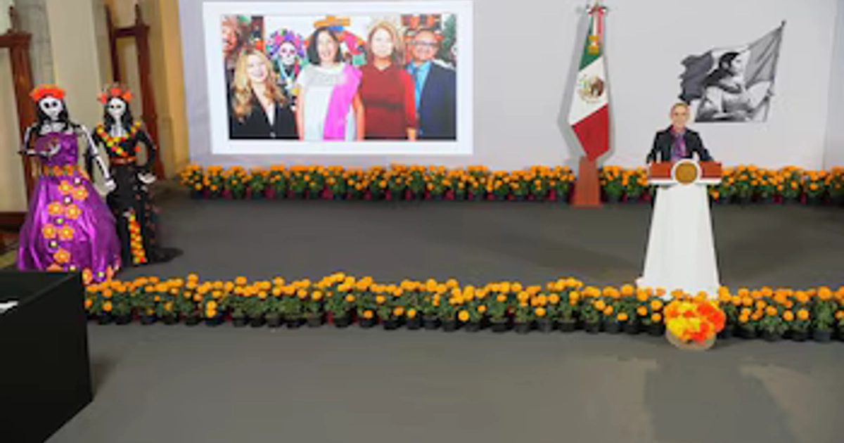 La presidenta Claudia Sheinbaum realizó un enlace desde Estados Unidos para reforzar la tradición de Día de Muertos (Captura de pantalla de "La Mañanera" de este viernes 30 de octubre)