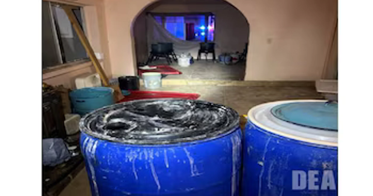 Desmantelan narcolaboratorio y confiscan más de 900 kilos de droga en California: hay 5 mexicanos detenidos. DEA San Francisco