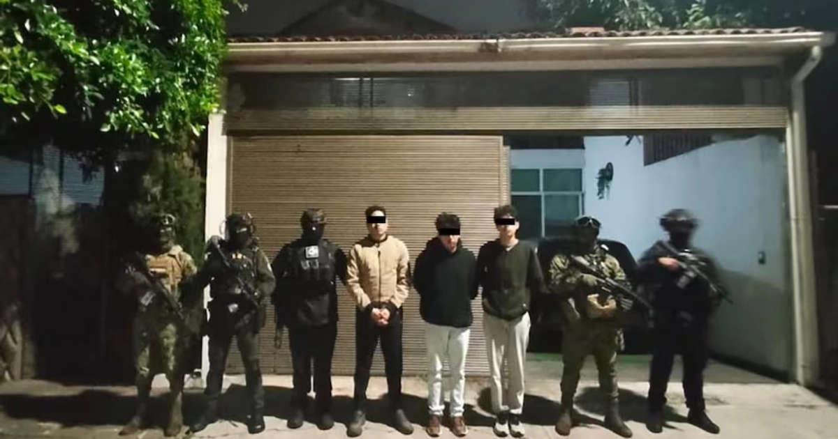 Agentes de la Secretaría de Seguridad y Protección Ciudadana (SSPC), la Secretaría de Marina (Semar) y la Fiscalía General de la República (FGR) detuvieron a 10 presuntos integrantes de una célula criminal en Michoacán. Foto: @GabSeguridadMX