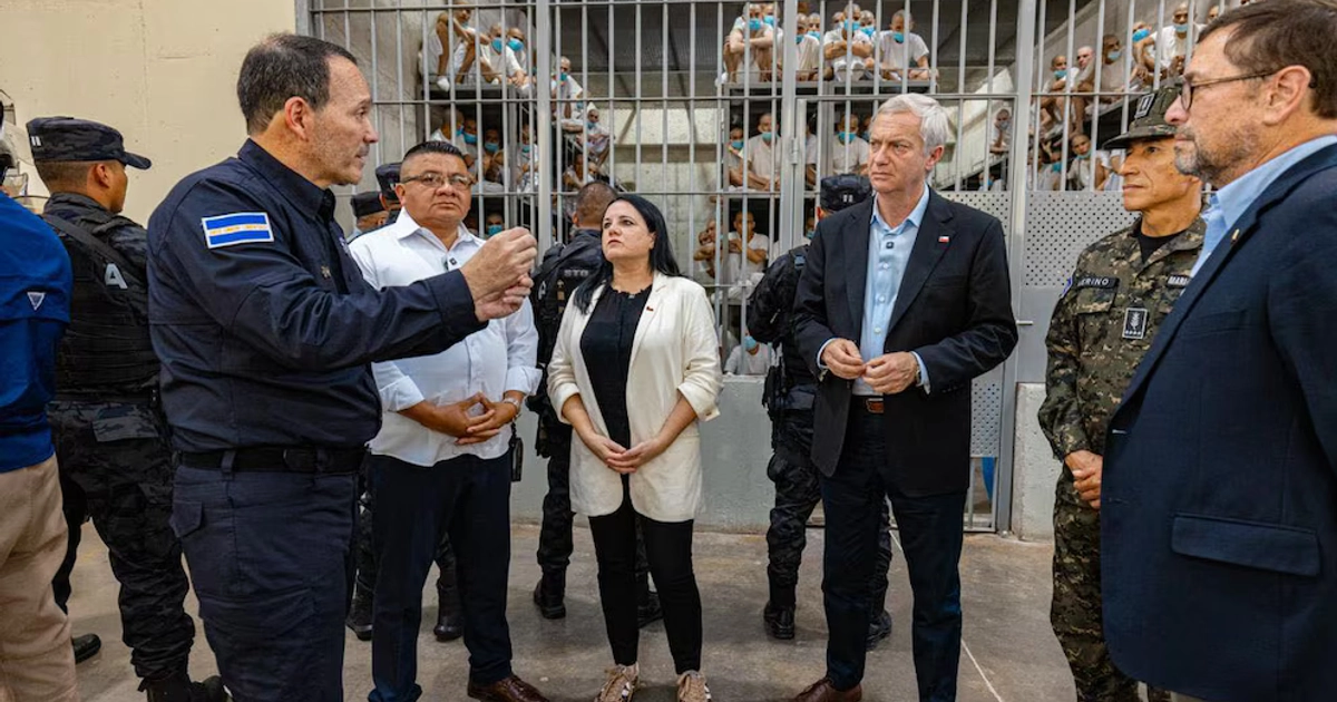El presidente de Chile, José Antonio Kast, visitó el Centro de Confinamiento del Terrorismo (CECOT) en Tecoluca, El Salvador, el viernes 30 de enero de 2026 (Cortesía: Presidencia El Salvador).