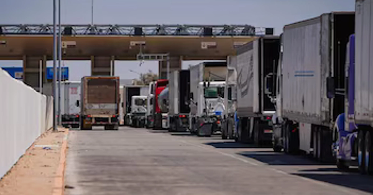 Los transportistas de carga mexicanos sufrieron el retiro masivo de visas estadounidenses. Crédito: Sergio Caro / La Voz de la Frontera