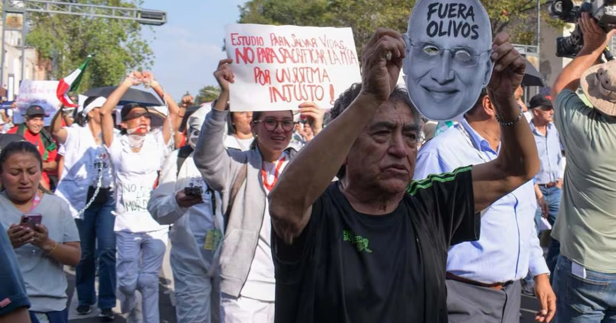 Aspectos de la marcha de trabajadores del Instituto Mexicano del Seguro Social (IMSS) en Avenida Baja California, en la Ciudad de México el 13 de octubre de 2026. Imagen ilustrativa. Foto: Santiago Cadena / EL UNIVERSAL