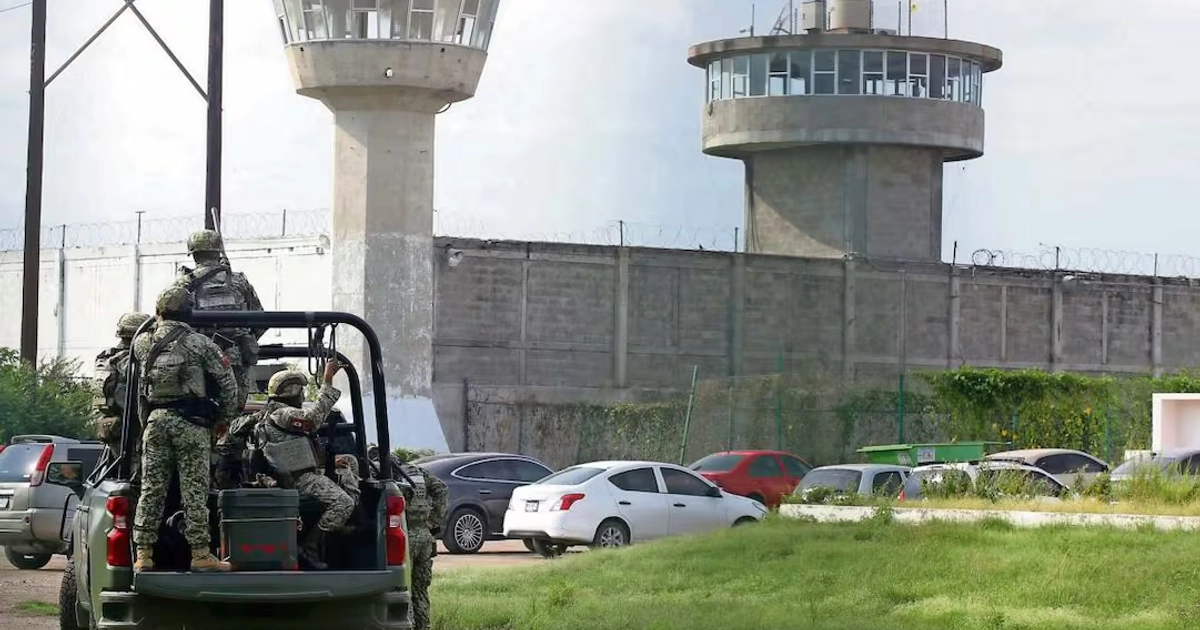 La Sedena desplegó un fuerte operativo de seguridad en el centro penitenciario El Castillo, en Mazatlán. Foto: CARLOS LÓPEZ. AFP