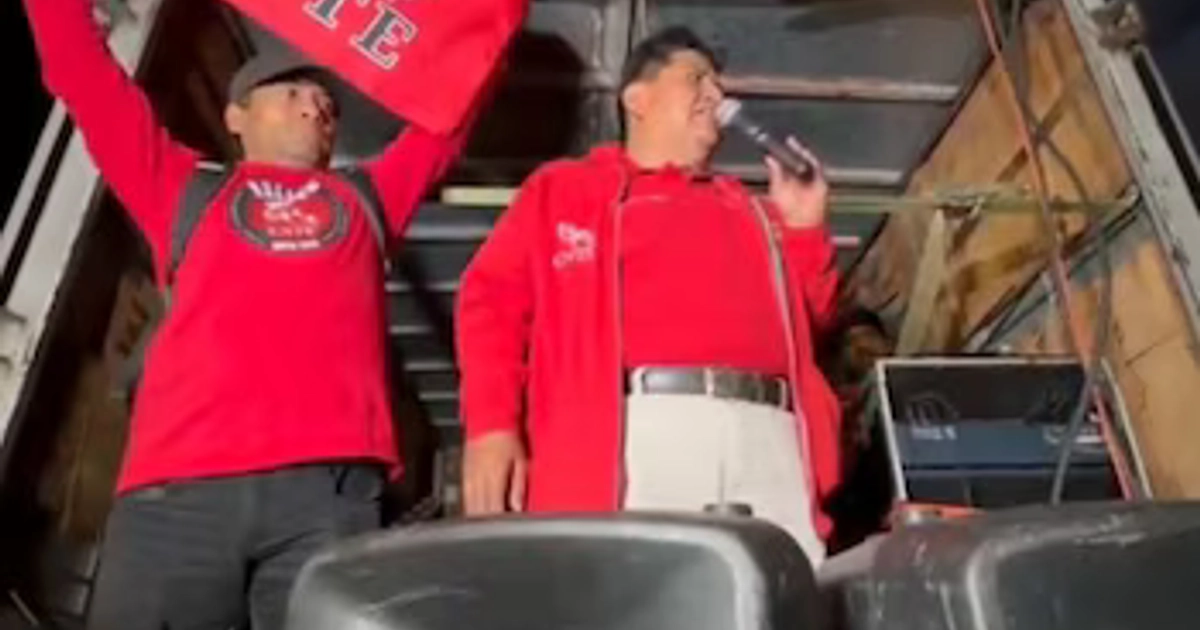 La CNTE expresó su respaldo a los trabajadores disidentes del IMSS durante su marcha. Crédito: X/ @Reforma