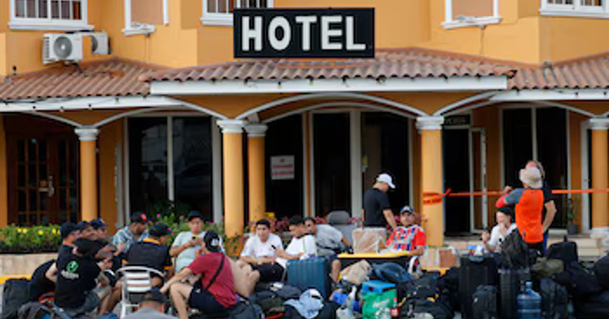 Turistas esperan fuera de un hotel en Penonomé, una de las principales zonas afectadas del país. (Infobae Centroamérica/ EFE/ Bienvenido Velasco)