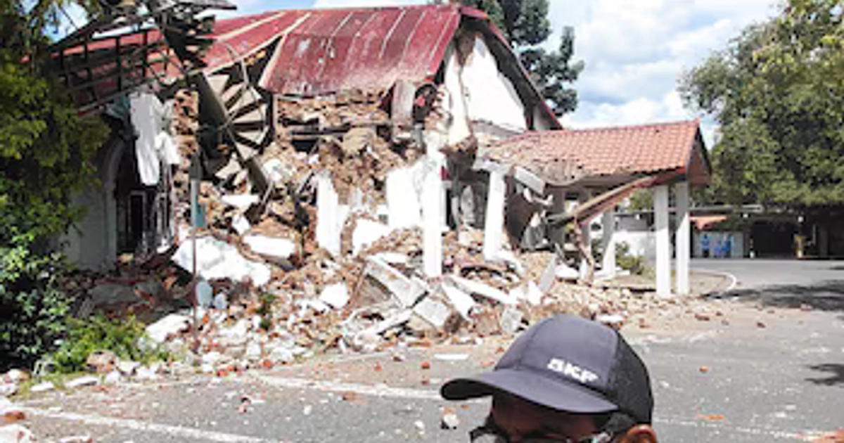 Un hombre camina sorprendido tras el derrumbe de una estructura en esta misma localidad.