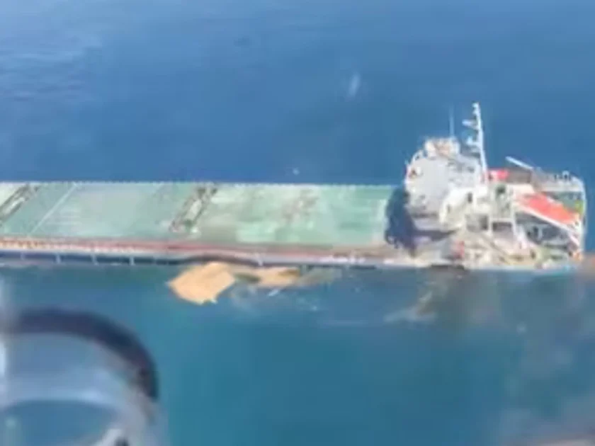 El buque turco atacado en el mar Negro, durante las labores de rescate, en una imagen tomada por las autoridades rumanas. Romanian Interior Ministry (via REUTERS)