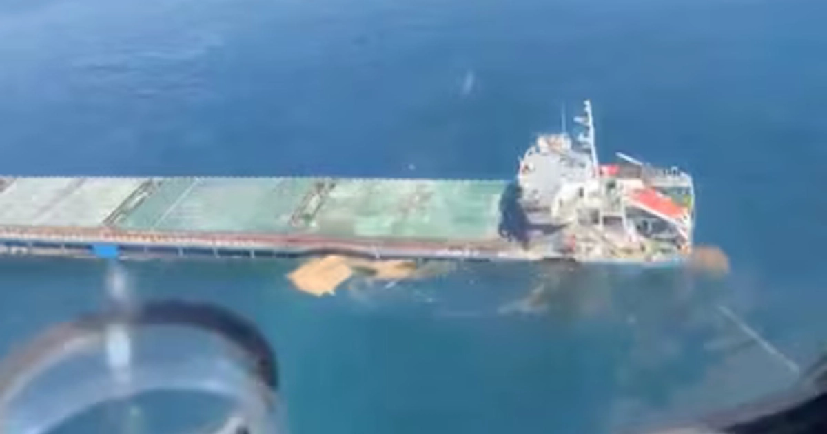 El buque turco atacado en el mar Negro, durante las labores de rescate, en una imagen tomada por las autoridades rumanas. Romanian Interior Ministry (via REUTERS)