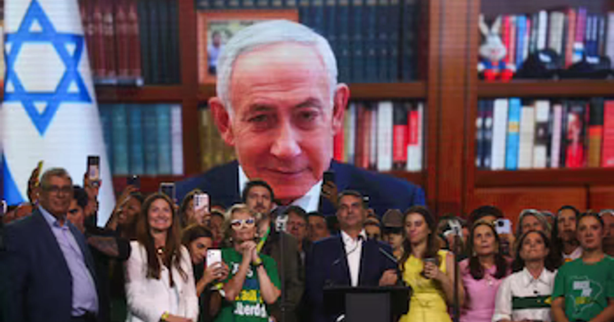 El senador brasileño Flavio Bolsonaro posa frente a una pantalla en la que se proyecta un mensaje pregrabado del primer ministro israelí, Benjamin Netanyahu, durante la convención nacional del Partido Liberal (PL) celebrada en São Paulo, Brasil, el 25 de julio de 2026. (REUTERS/Jean Carniel)