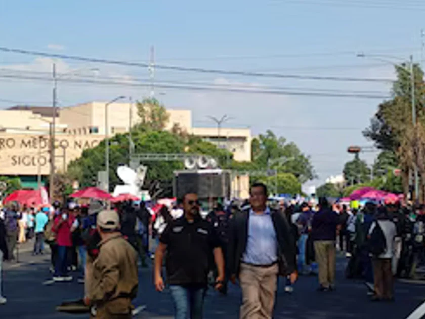 Trabajadores del IMSS realizan una megamarcha este 13 de octubre.