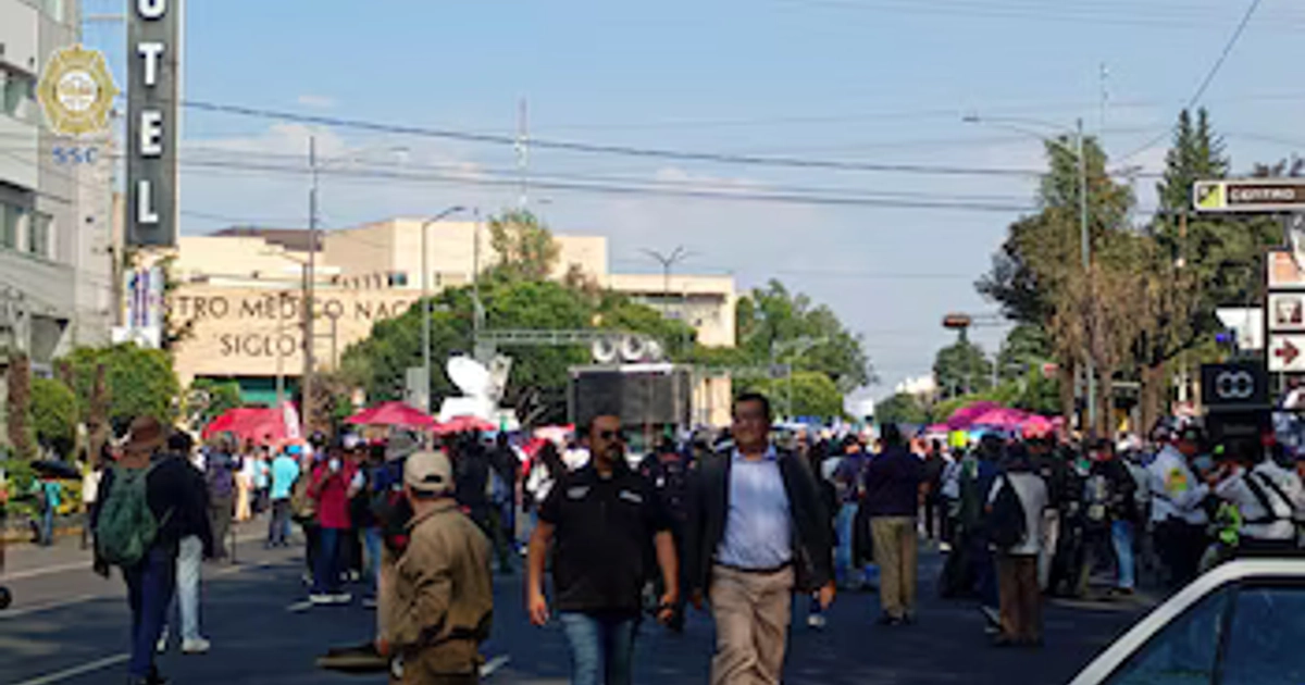 Trabajadores del IMSS realizan una megamarcha este 13 de octubre.