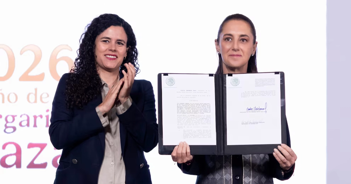 Claudia Sheinbaum y Luisa María Alcalde firman decreto sobre doble nacionalidad durante la mañanera del pueblo de este 7 de octubre en Palacio Nacional. (Presidencia)