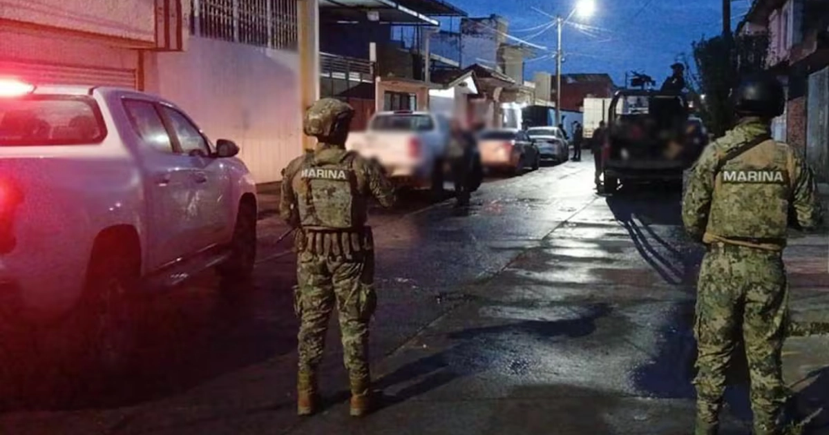 Agentes de la Secretaría de Seguridad y Protección Ciudadana (SSPC), la Secretaría de Marina (Semar) y la Fiscalía General de la República (FGR) detuvieron a 10 presuntos integrantes de una célula criminal en Michoacán. Foto: @GabSeguridadMX
