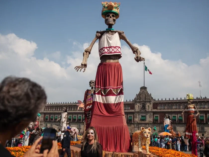 Ofrenda Monumental del Zócalo 2026 busca romper el récord de la Catrina más alta del mundo