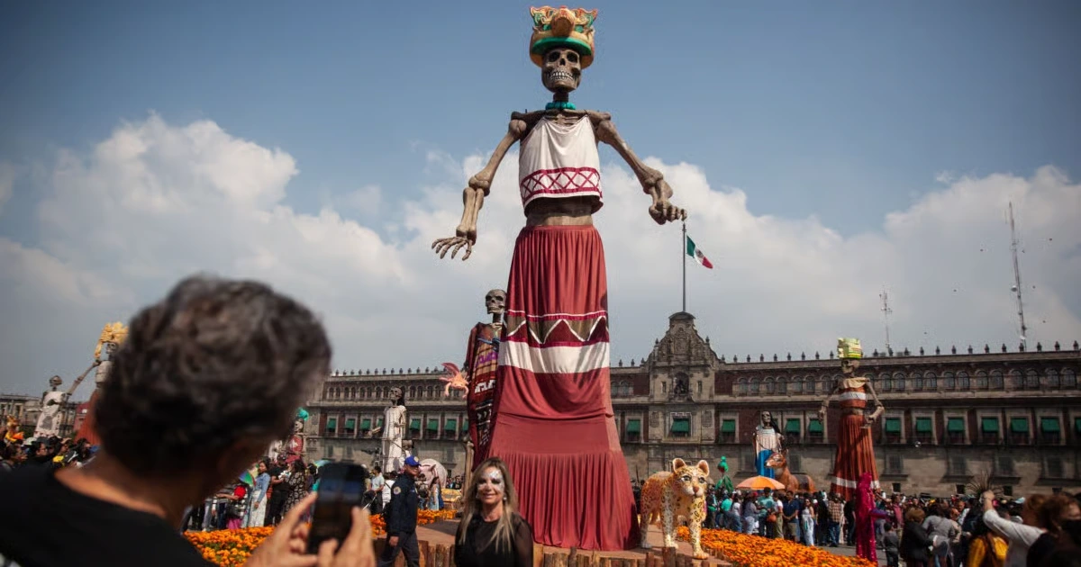 Ofrenda Monumental del Zócalo 2026 busca romper el récord de la Catrina más alta del mundo
