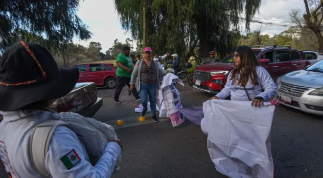 Caos en la México-Toluca: Protesta de colectivos por desaparecidos genera enfrentamientos y kilométricos rezagos viales