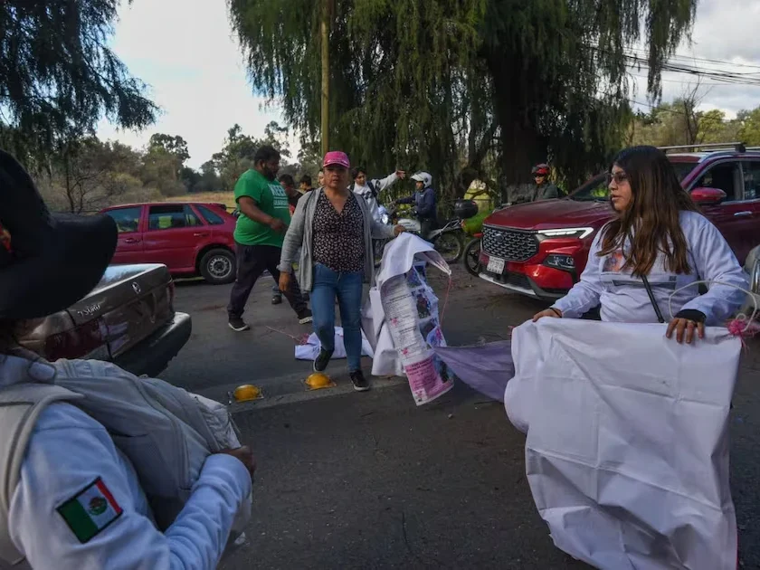 Caos en la México-Toluca: Protesta de colectivos por desaparecidos genera enfrentamientos y kilométricos rezagos viales