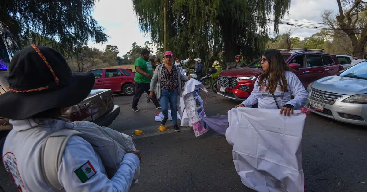 Caos en la México-Toluca: Protesta de colectivos por desaparecidos genera enfrentamientos y kilométricos rezagos viales