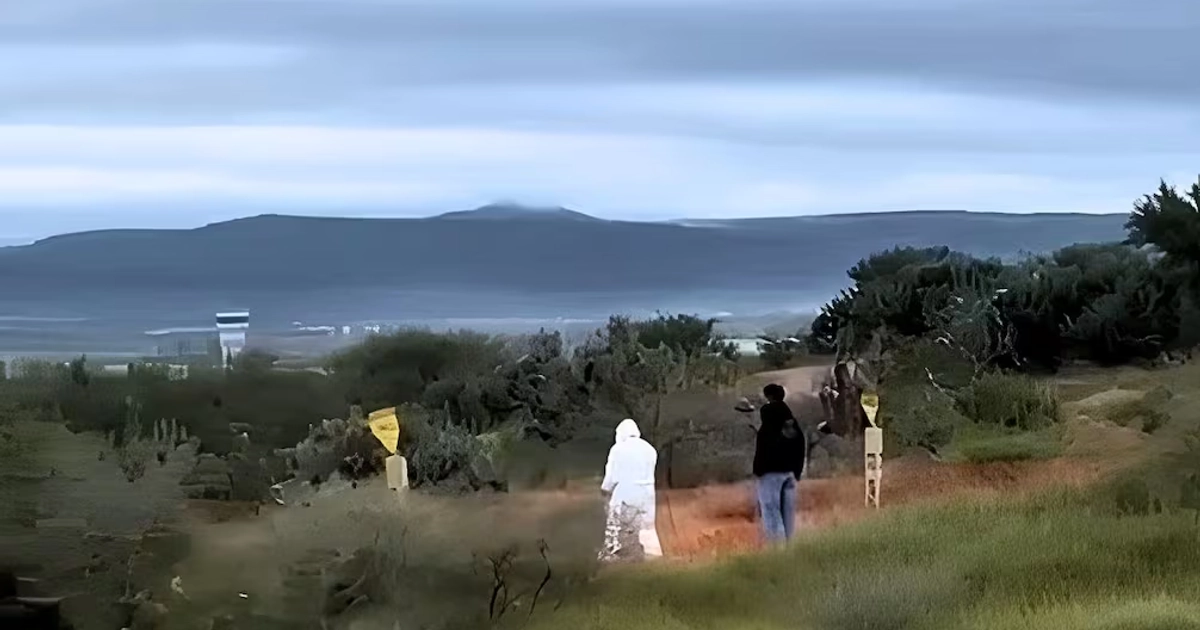 De acuerdo con los primeros reportes, la unidad terminó en el fondo de una excavación. 17/10/2026. | Foto: Captura de pantalla de video/Especial.