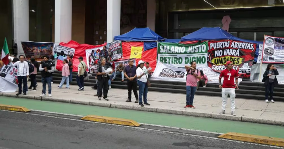 Trabajadores del Instituto Mexicano del Seguro Social (IMSS) bloquearon de forma intermitente Avenida Paseo de la Reforma, a la altura de las oficinas centrales de dicha dependencia, el 16 de octubre de 2026. Foto: Carlos Mejía / EL UNIVERSAL