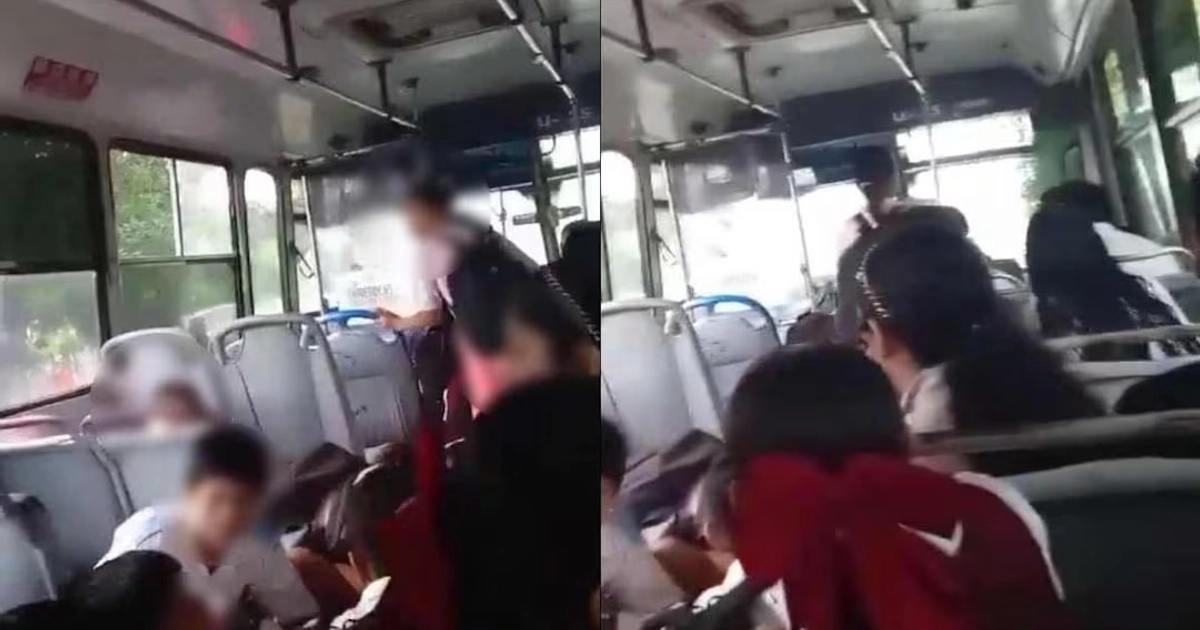 Hombres armados atacan autobús con estudiantes a bordo en Escuinapa, Sinaloa (22/10/2026) Foto: Captura de pantalla de video difundido en redes sociales