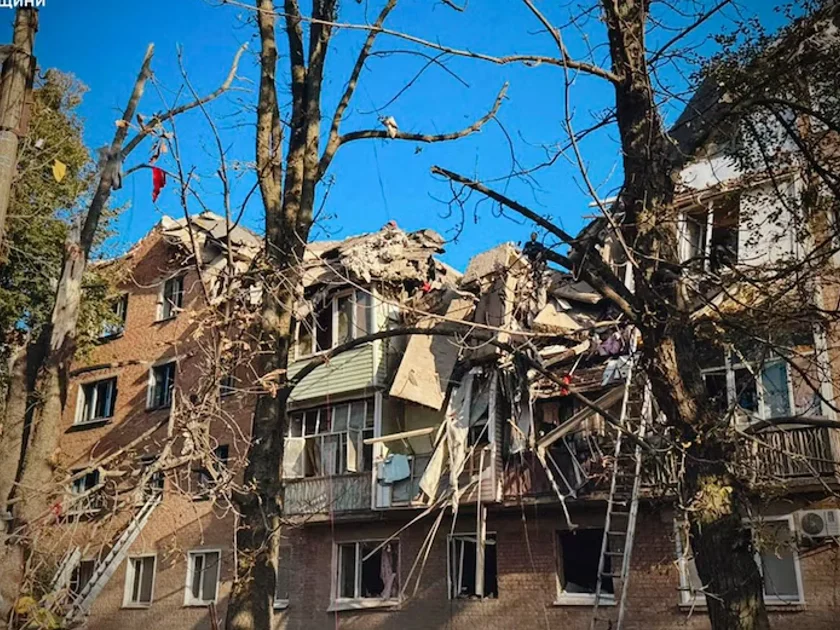 Daños en un edificio residencial de cinco pisos tras un ataque ruso en Priluki, región de Cherníguiv, Ucrania, el 7 de octubre de 2026