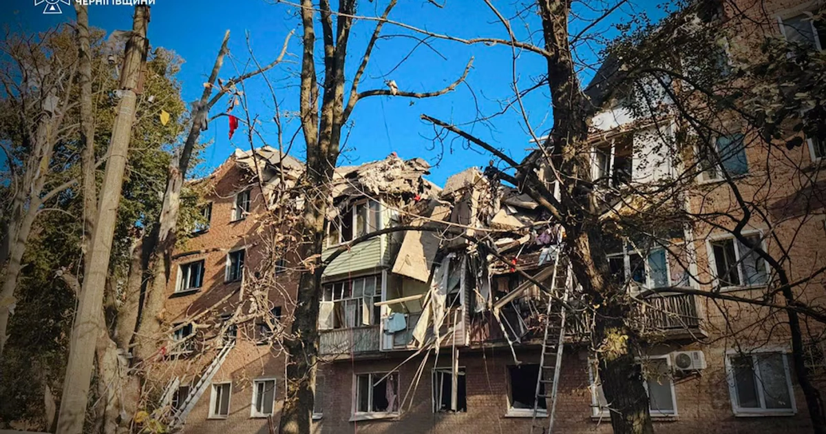 Daños en un edificio residencial de cinco pisos tras un ataque ruso en Priluki, región de Cherníguiv, Ucrania, el 7 de octubre de 2026