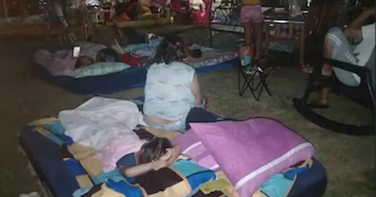 Cientos de familias improvisaron espacios para dormir en patios y áreas abiertas, ante el temor de nuevas réplicas durante la madrugada del sábado 10 de octubre. Cortesía
