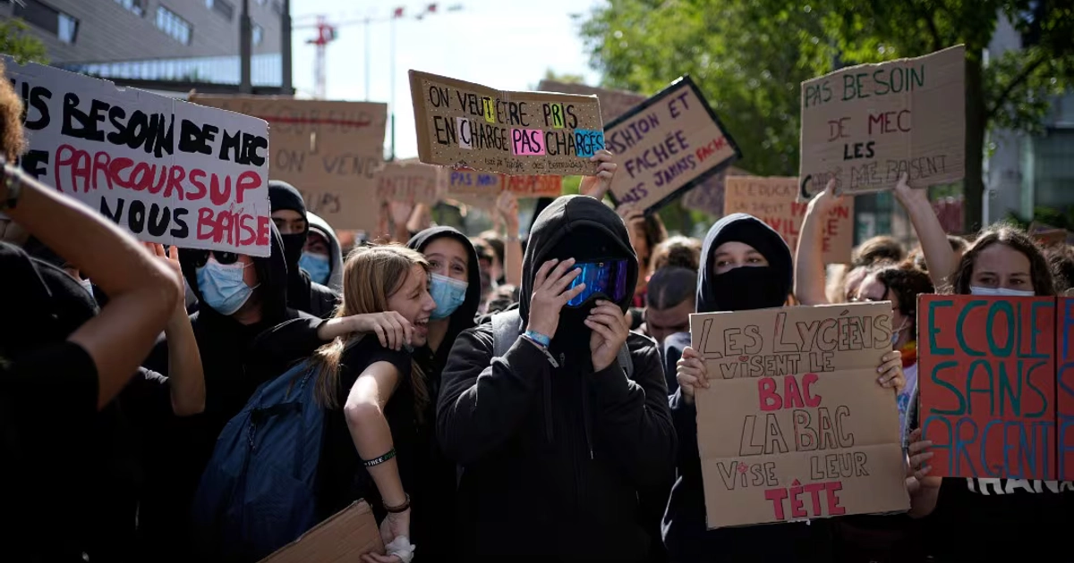 Estudiantes de liceo durante las duras protestas en Lyon, Francia. Foto: AP