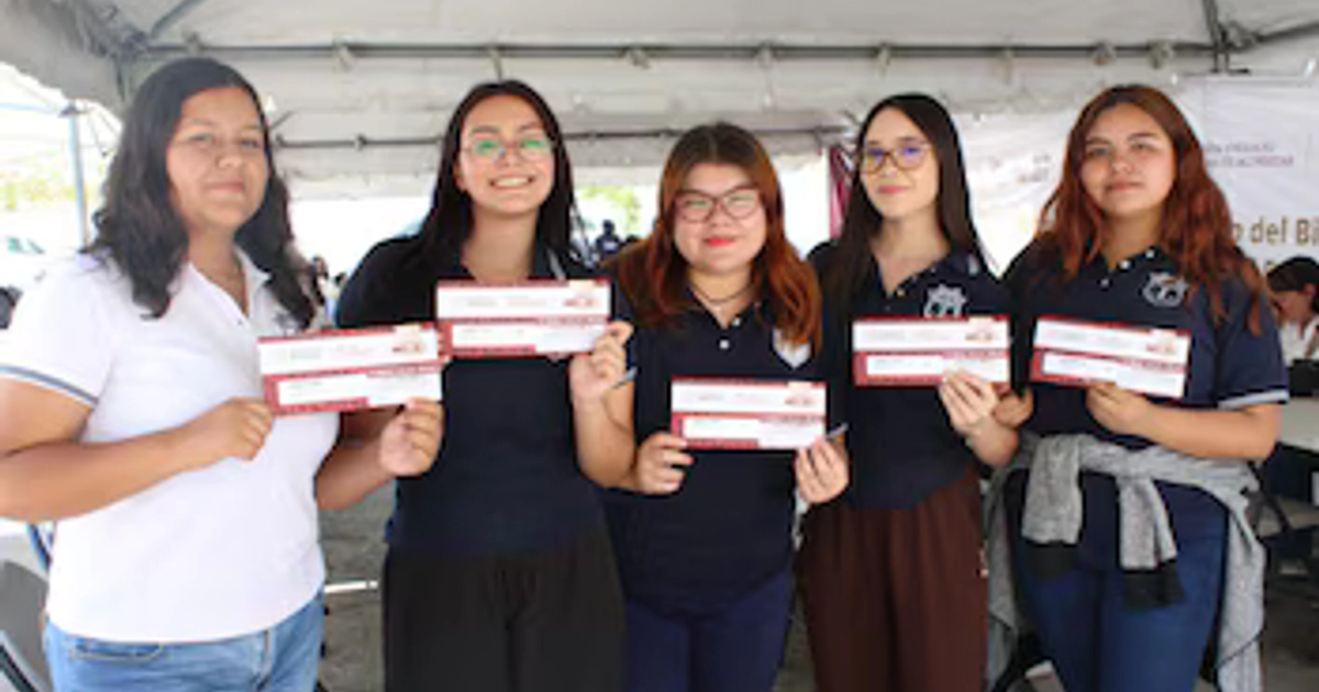 Jóvenes Escribiendo el Futuro otorga 5,800 pesos bimestrales a estudiantes de licenciatura, TSU o profesional asociado.
Foto: Gobierno de México