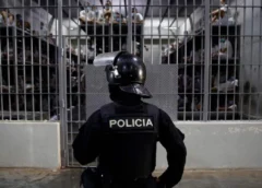 Fotografía de archivo del 4 de abril de 2025 que muestra a un policía custodiando una celda en el Centro de Confinamiento del Terrorismo (Cecot), en Tecoluca (El Salvador). Foto: EFE