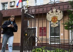 Rospotrebnadzor mantiene que la mujer fallecida el 2 de octubre murió a causa de una "neumonía de etiología desconocida". En la imagen, una mujer camina frente al servicio ruso de defensa del consumidor, en Moscú. FOTO: IGOR IVANKO. AFP