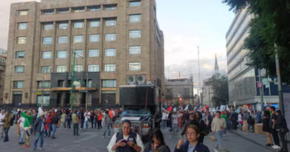 La marcha de las y los trabajadores del IMSS avanza rumbo al Zócalo por la Avenida Juárez. Crédito: X/ @OVIALCDMX