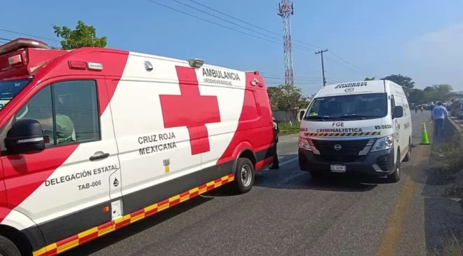 Accidente en carretera Teapa-Villahermosa deja 2 universitarios muertos y 5 heridos; se impactaron contra un vendedor de helados y un poste