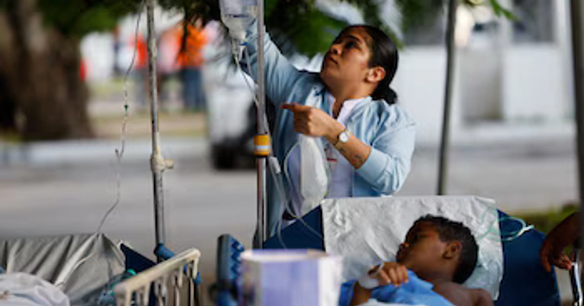 Muchos menores fueron vistos siendo atendidos en bajo carpas tras las fuertes réplicas que impactan durante todo el día a Panamá. (Infobae Centroamérica/ EFE/ Bienvenido Velasco)