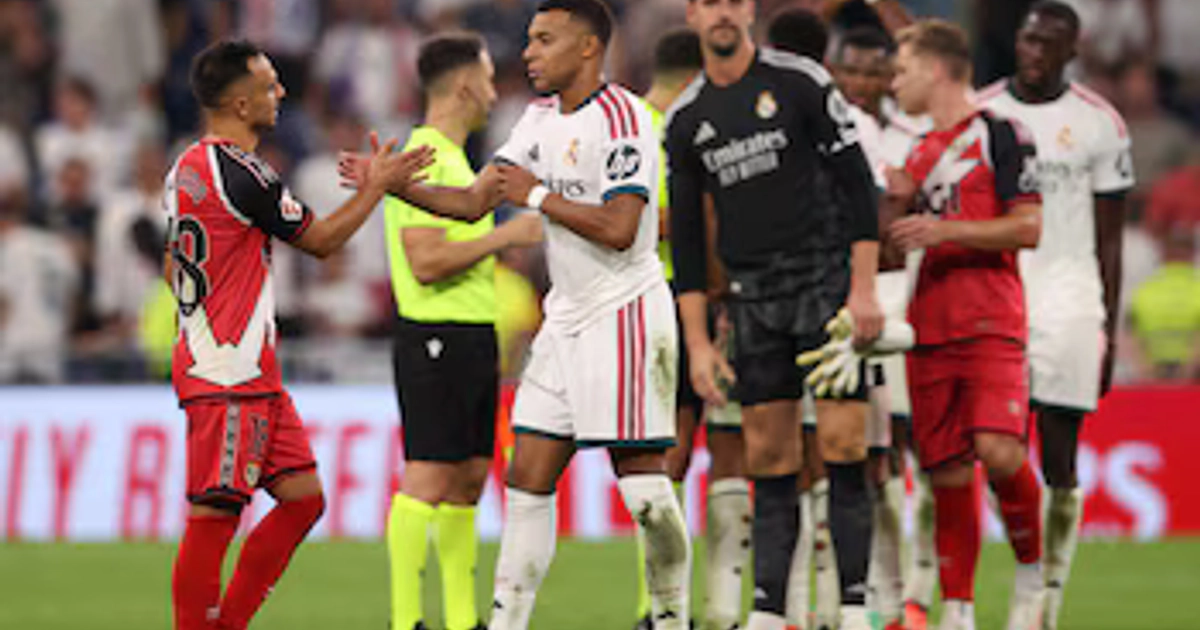 Soccer Football - LaLiga - Real Madrid v Rayo Vallecano - Estadio Bernabeu, Madrid, Spain - September 12, 2026 Rayo Vallecano's Alvaro Garcia shakes hands with Real Madrid's Kylian Mbappe after the match REUTERS/Alejandro Martinez Velez