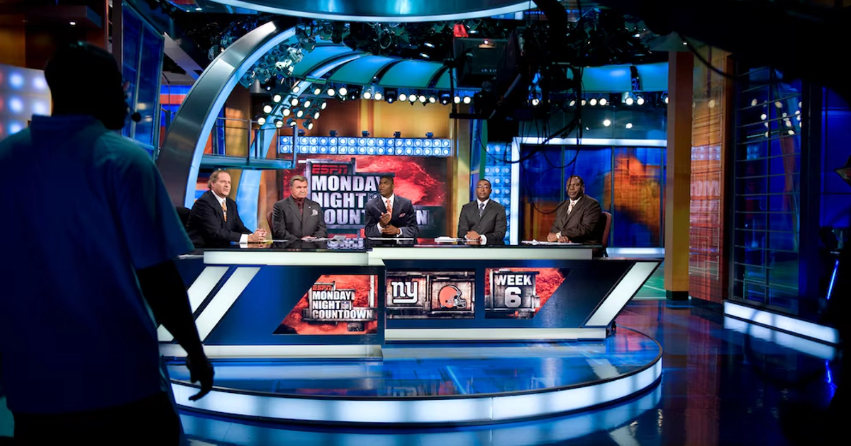 Fuera de los campos de juego, Mike Ditka trabajó como analista televisivo y participó en la comedia cinematográfica Kicking and Screaming