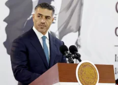 Fotografía cedida por la presidencia de México que muestra al secretario de Seguridad y Protección Ciudadana de México, Omar García Harfuch, hablando durante una rueda de prensa este viernes, en el estado de Guanajuato (México).