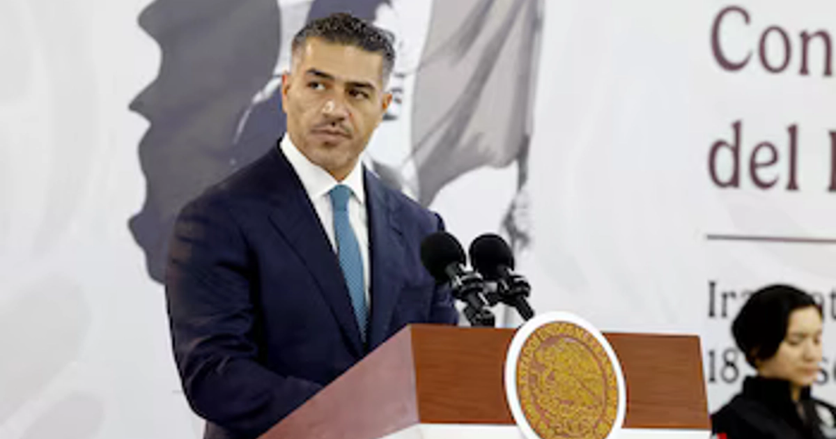 Fotografía cedida por la presidencia de México que muestra al secretario de Seguridad y Protección Ciudadana de México, Omar García Harfuch, hablando durante una rueda de prensa este viernes, en el estado de Guanajuato (México).