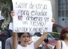En marcha del 2 de octubre, estudiantes de la UAEM exigen justicia para sus compañeros asesinados; bloque negro vandaliza sucursal bancaria