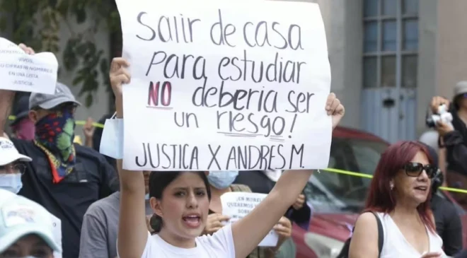 En marcha del 2 de octubre, estudiantes de la UAEM exigen justicia para sus compañeros asesinados; bloque negro vandaliza sucursal bancaria
