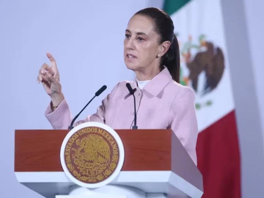 La presidenta Claudia Sheinbaum en la “Mañanera del Pueblo” del 6 de octubre de 2026 en Palacio Nacional. Foto: Luis Camacho/ EL UNIVERSAL