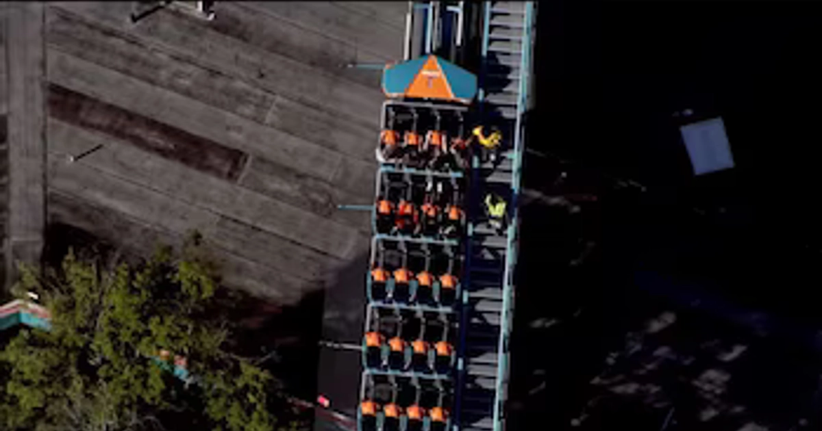 Personal del parque asiste a los pasajeros de la montaña rusa Goliath tras la emergencia ocurrida en Six Flags Over Georgia (Captura de video)