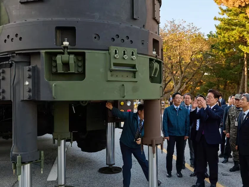 El presidente surcoreano, Lee Jae Myung, asistió al primer lanzamiento de prueba de un vehículo planeador hipersónico (HGV). Foto: AFP