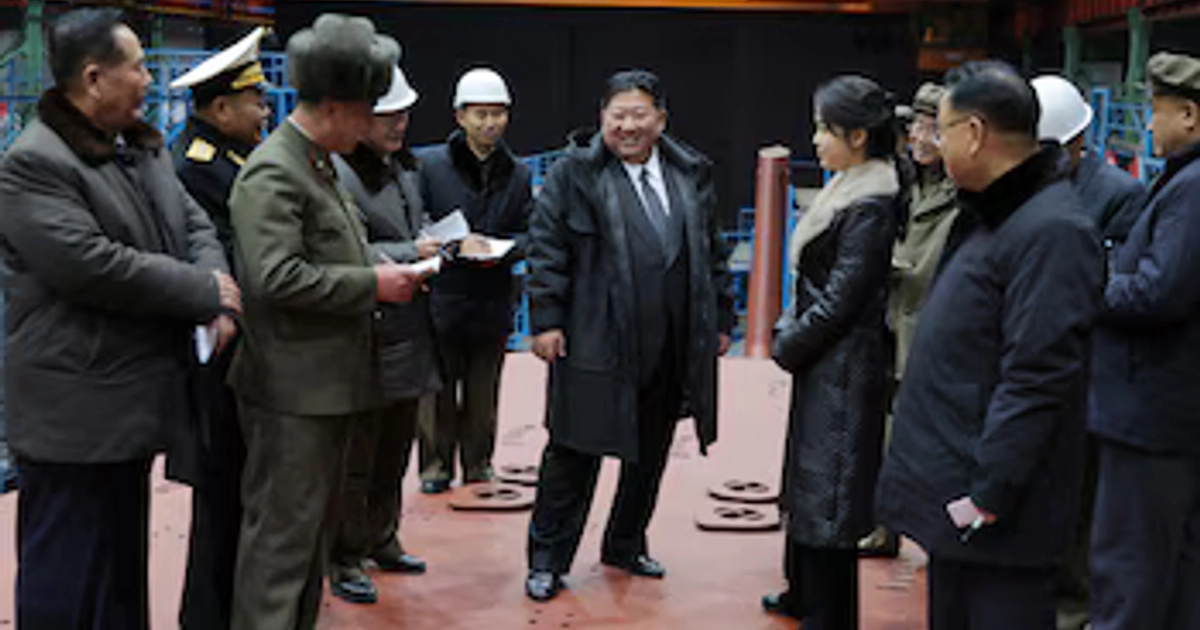 El líder Kim Jong Un reorientó la prioridad militar norcoreana hacia el fortalecimiento de la Armada y los submarinos de propulsión nuclear. (KCNA via REUTERS)